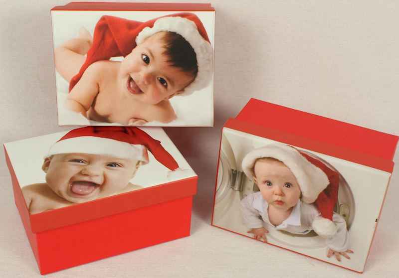 Kartonbox Baby mit Nikolaus Mütze 12 x 8 cm 3xsort.