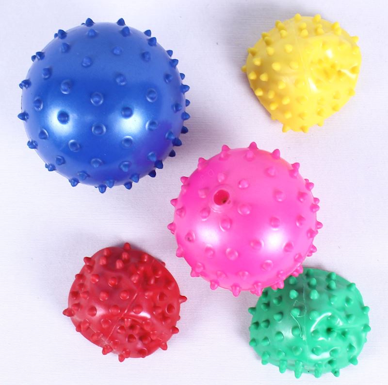 Noppenball 8 cm 5 Farben 100 Stk mit Pumpe im Polybag