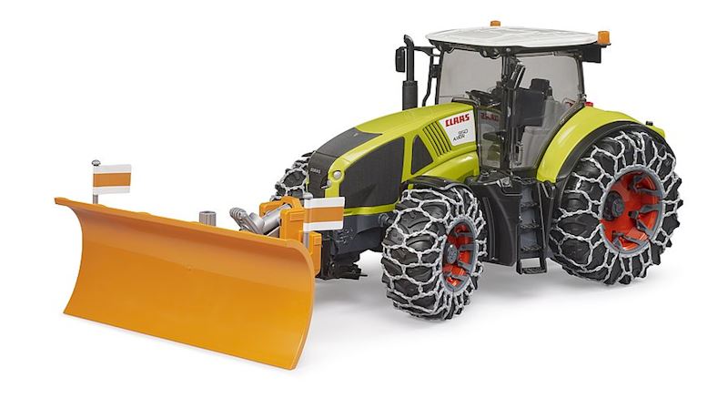 Claas Axion 950 avec chaînes à neige et lame de niveleuse
