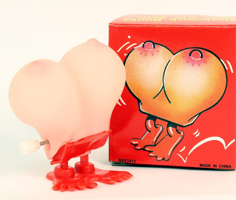 Jolly pecker avec poitrine de femmes