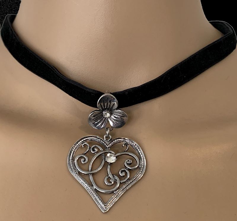 Collier traditionnel en velours avec pendentif coeur
