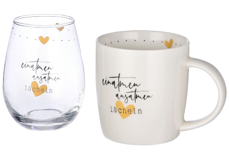 Trinkglas und Tasse bauchig einatemen, ausatmen, lächeln